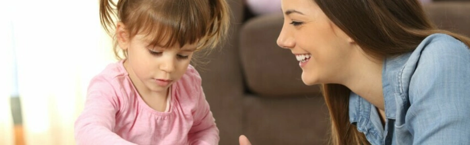 photo assistante maternelle avec une petite fille