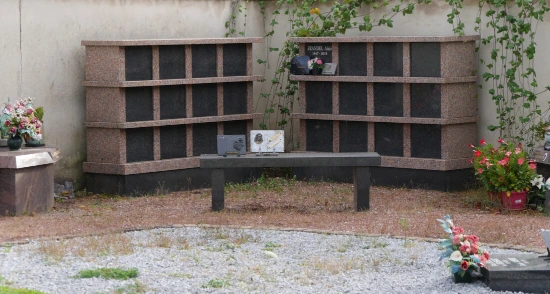 photo d'un pot de fleur sur une tombe