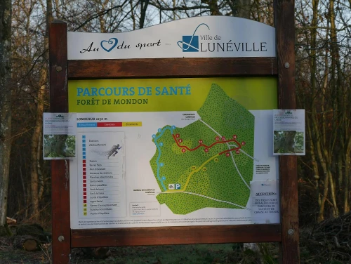 photo panneau des informations sur le parcours de santé de Moncel-lès-Lunéville